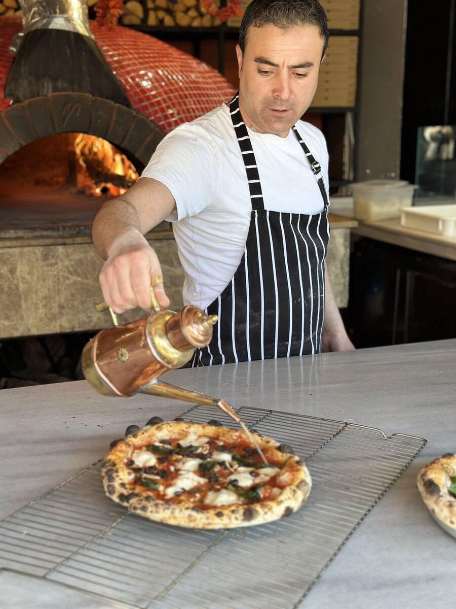 Enberi şefi taze pizza ile
