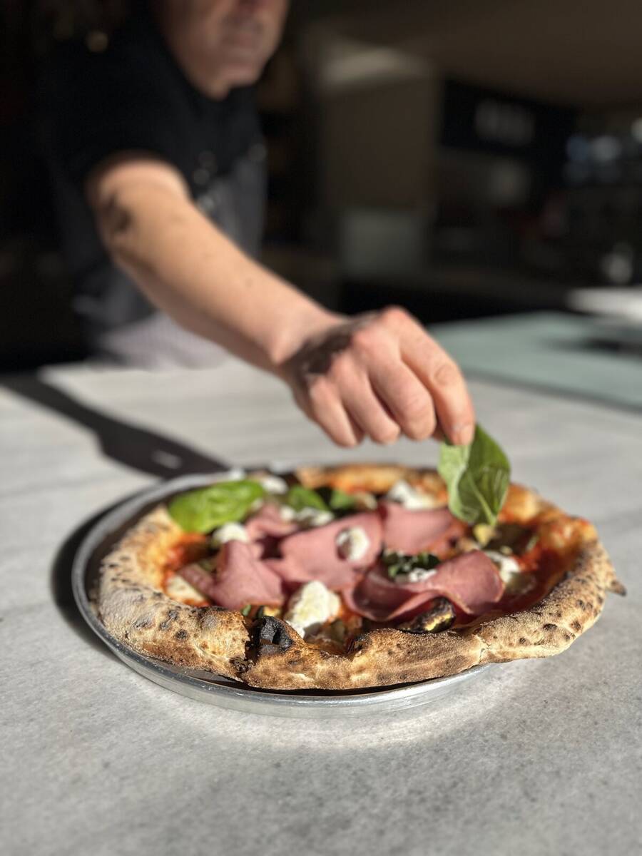 Tabağa pizza hazırlanışı
